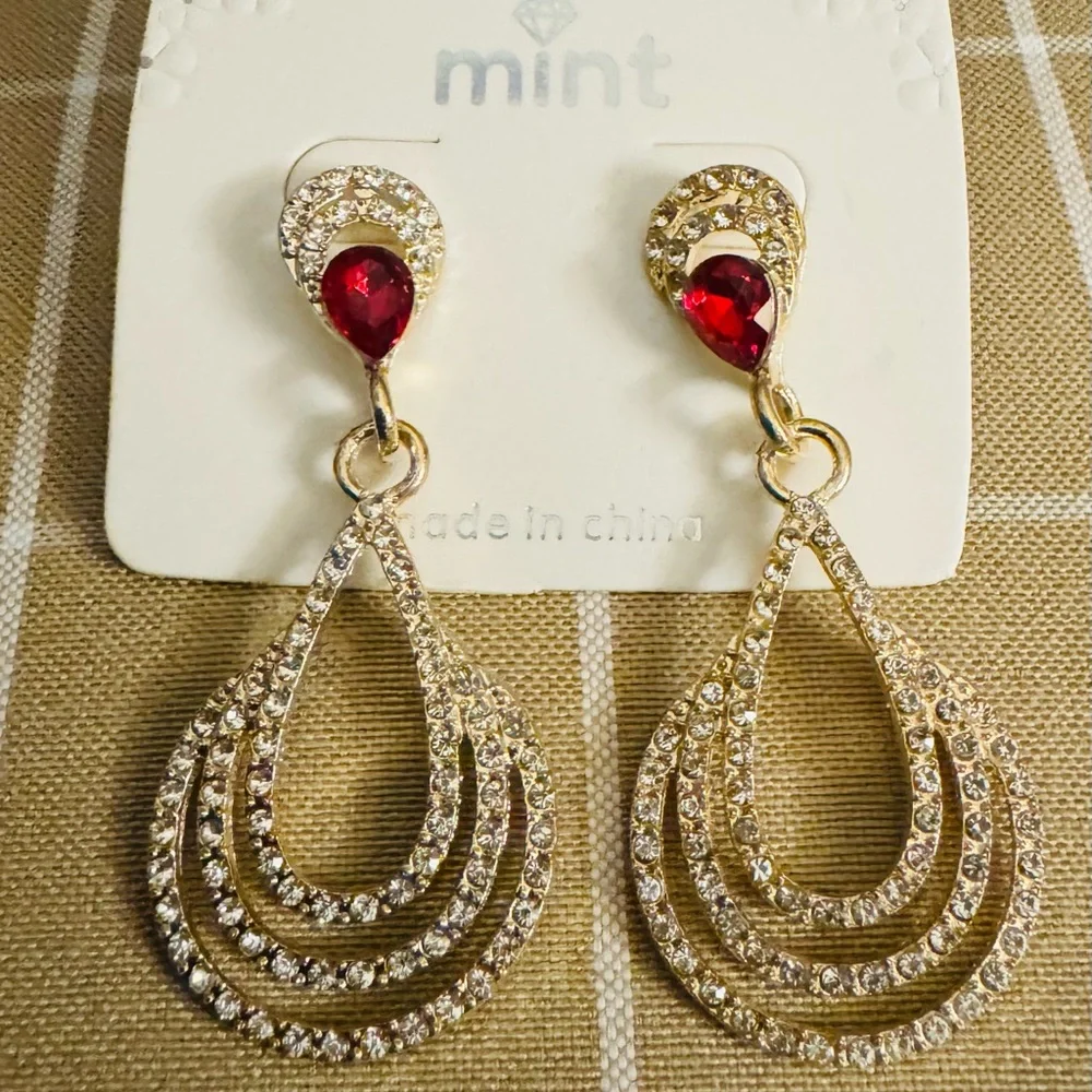 ❤️ NEW Mint Red and Clear Glass Dangle Earrings ❤️